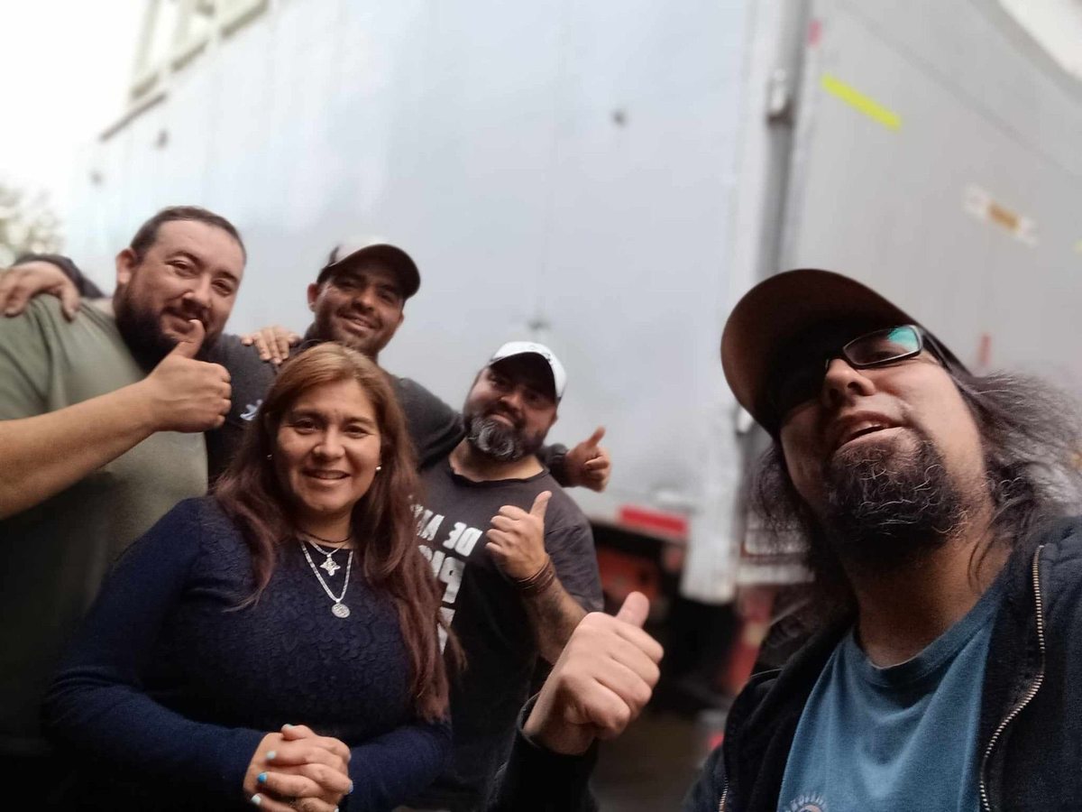 Equipo de DSA Transportes junto al camión