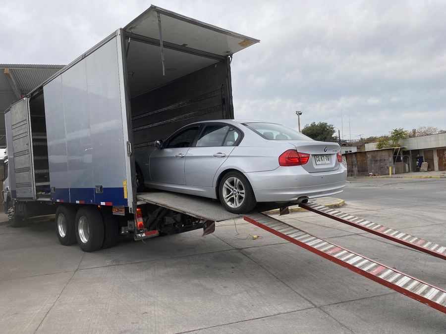 Auto subiendo por la rampa del camión para su traslado