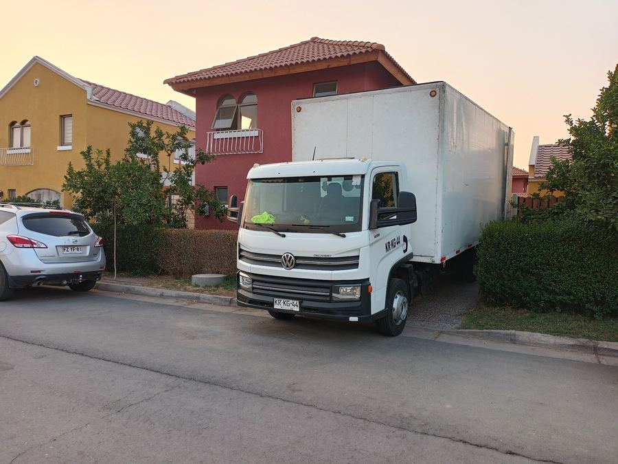 Camión estacionado frente a una casa durante una mudanza