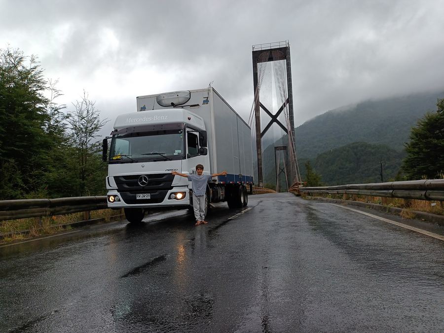 Camión de DSA Transportes cruzando un puente en el sur de Chile