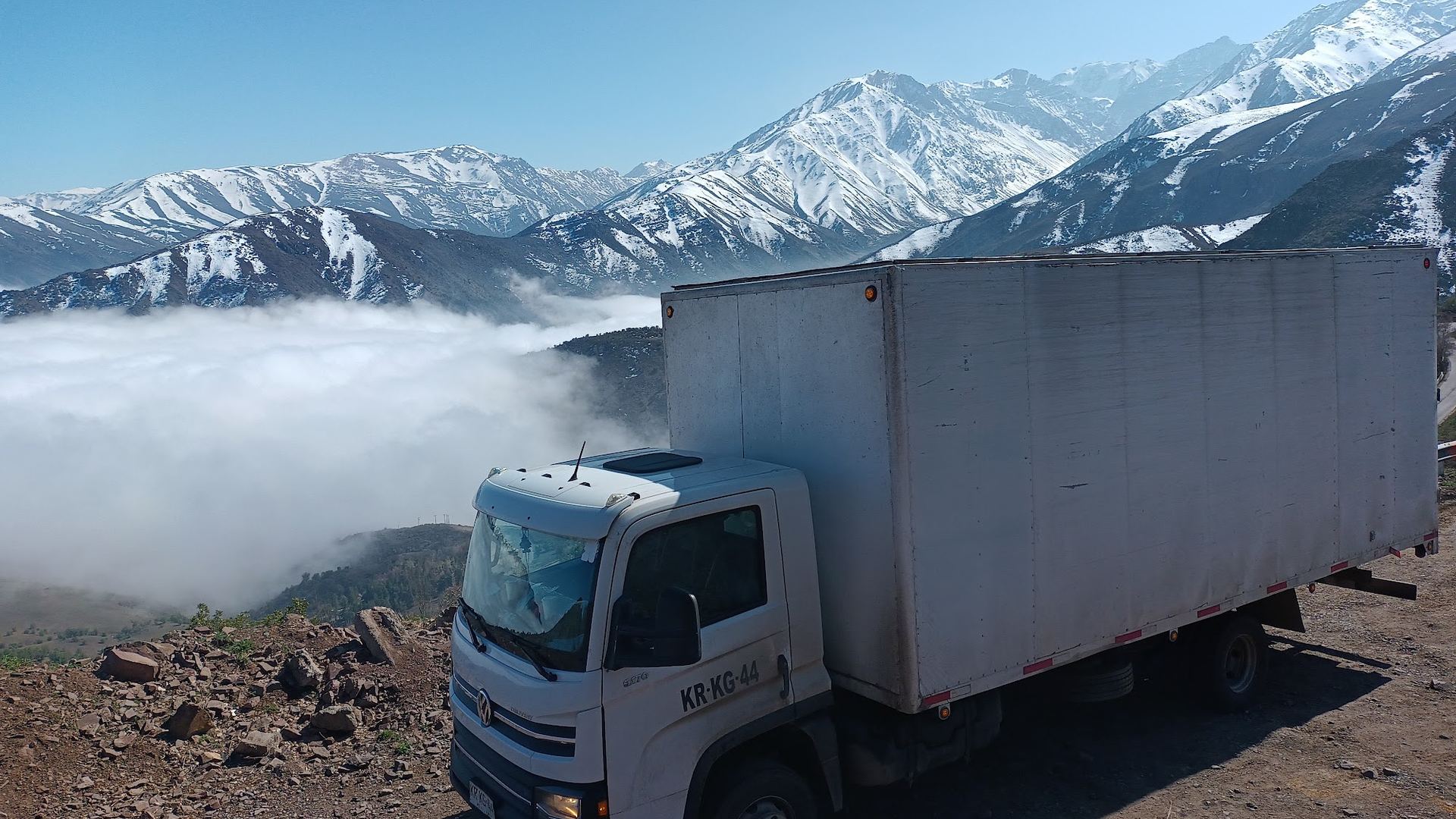 Camión de DSA Transportes en la cordillera, sobre las nubes
